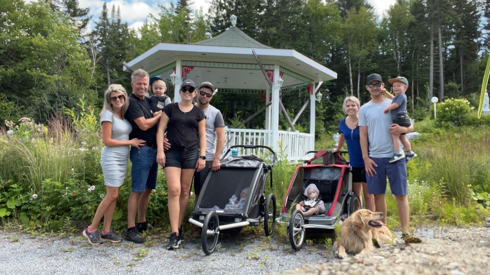 C'est en famille que Paul-André Lehoux entend opérer le Domaine à l'Héritage. On le voit entouré ici de sa conjointe, Valérie Pouliot, de ses deux filles, Kate et Jodie, et de ses gendres, Pierre-Luc Camiré et Simon Cliche.