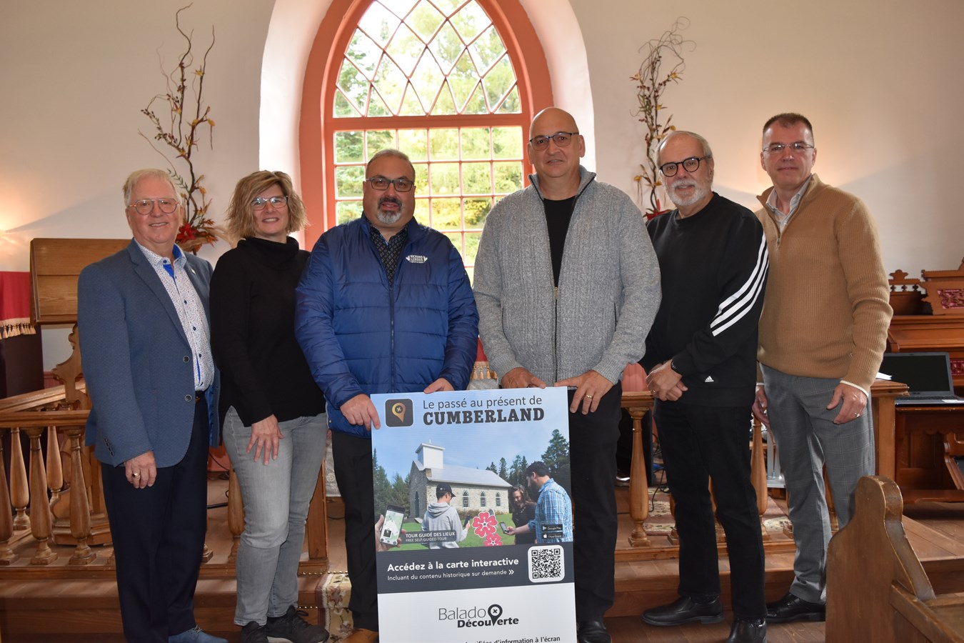De gauche à droite : Yvan Poulin, président de la Corporation de conservation du patrimoine de St-Simon-les-Mines, Pascale Dupont, agente de développement culturel et communication de la MRC de Beauce-Sartigan, Stéphane Poulin, représentant du député fédéral de Beauce, André Lapointe, maire de St-Simon-les-Mines, Claude Morin, président de Destination Beauce et maire de ville de St-Georges, Julien Rodrigue, secrétaire de la Corporation et principal responsable du projet de balado.