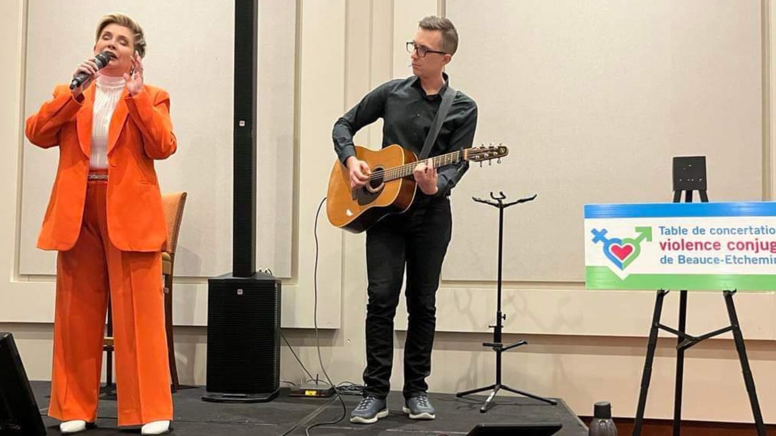 Accompagnée de son chef guitariste, la chanteuse native de l'ïle d'Orléans, a ponctué sa présentation de prestations musicales qui ont ravi son auditoire.