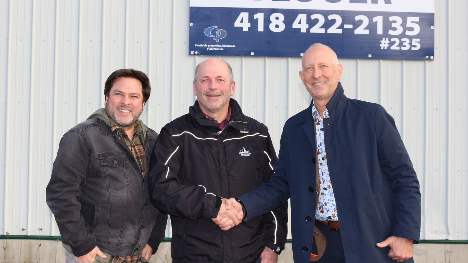 De gauche à droite, Pascal Binet, maire d’Adstock, Serge Nadeau, président du Comité de promotion industrielle d'Adstock et Mathieu Cliche, directeur général de la Caisse Desjardins de la Région de Thetford.