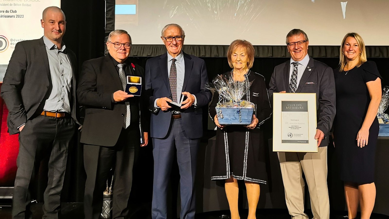 Au centre, le nouveau membre du Club des Bâtisseurs, Maurice Bolduc, avec son épouse, Lorraine Giguère et entouré du président de DENB, Frédéric Marcoux, du député de Beauce-Nord, Luc Provençal, du préfet de la MRC de La Nouvelle-Beauce, Gaétan Vachon et de la directrice générale de DENB, Marlène Bisson.