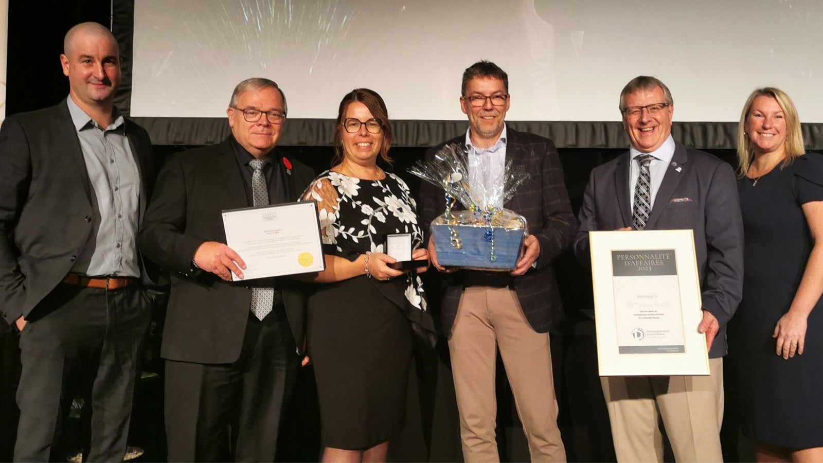 Au centre, la Personnalité d'affaires de l'année, Kathy Poulin, avec son conjoint, Gino Poulin, et entourée du président de DENB, Frédéric Marcoux, du député de Beauce-Nord, Luc Provençal, du préfet de la MRC de La Nouvelle-Beauce, Gaétan Vachon et de la directrice générale de DENB, Marlène Bisson.