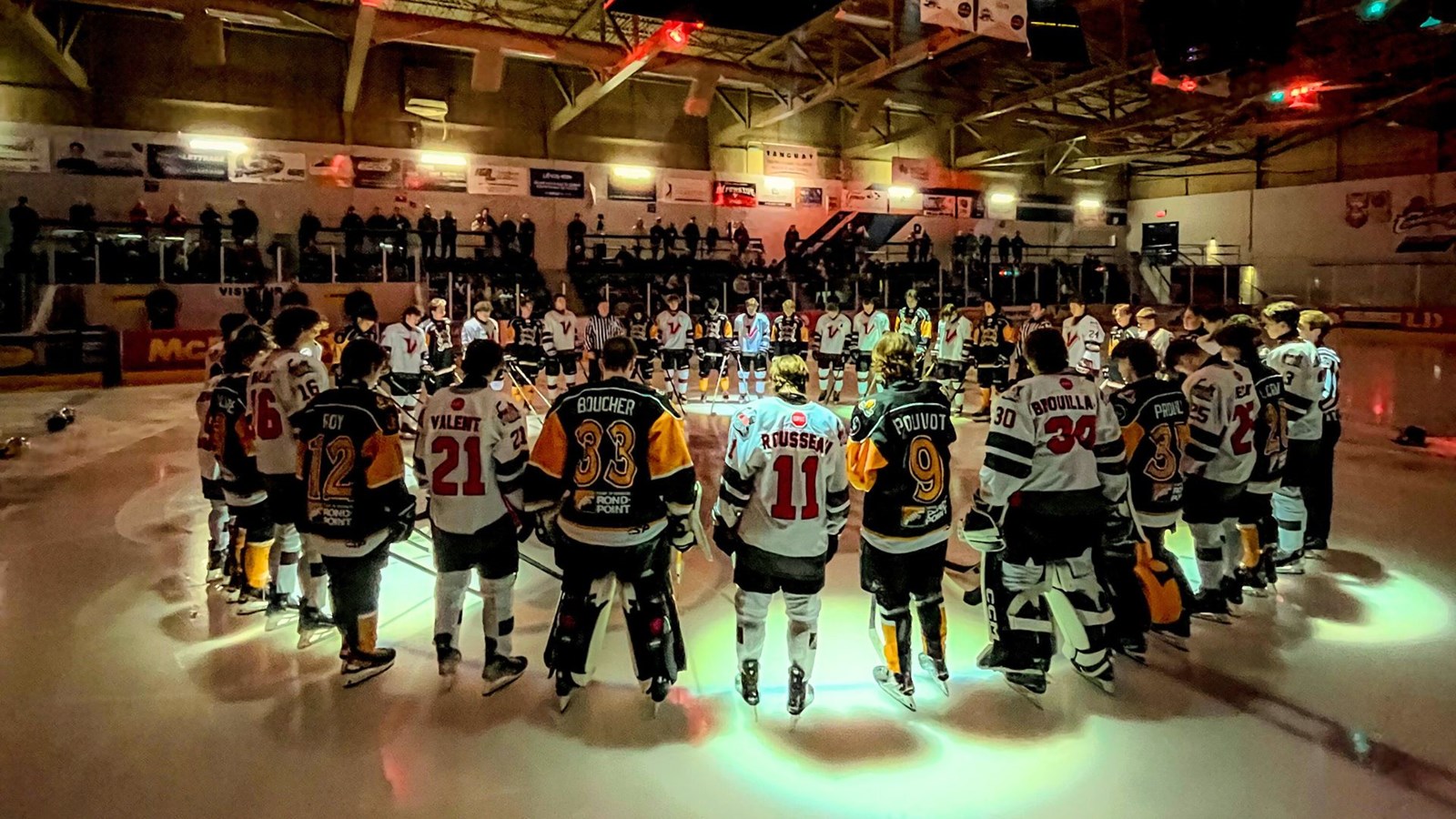 Une minute de silence a été observée avant le match à la mémoire du hockeyeur Adam Johnson, décédé tragiquement.