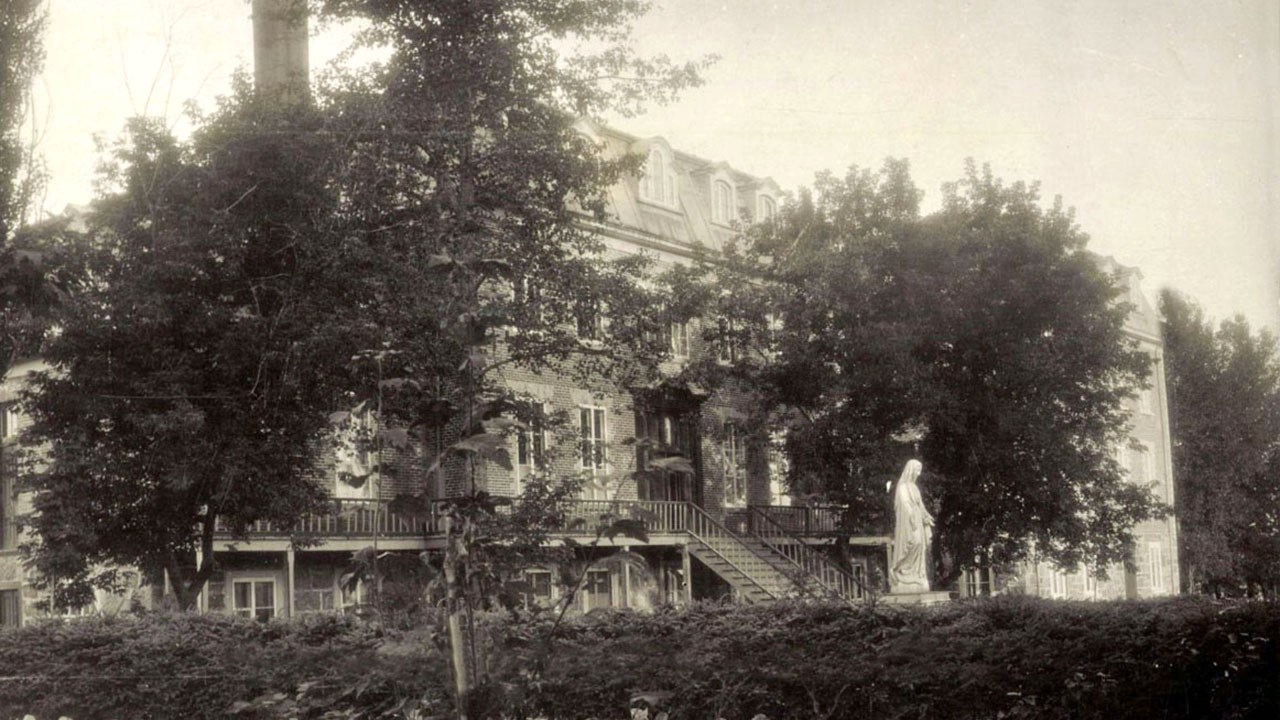 Les statues de l'ancien couvent du Bon-Pasteur