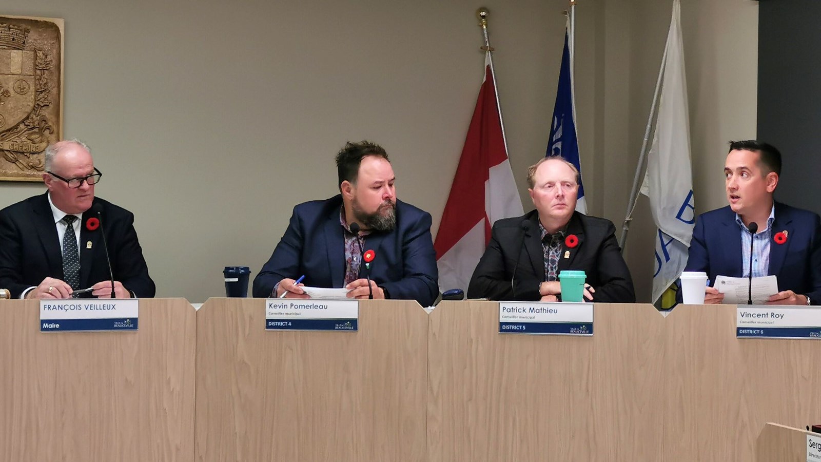 Le conseiller Vincent Roy (à l'extrême-droite sur la photo) espère que le prochain hôtel de ville qui sera construit à Beauceville «sera bon pour 100 ans».
