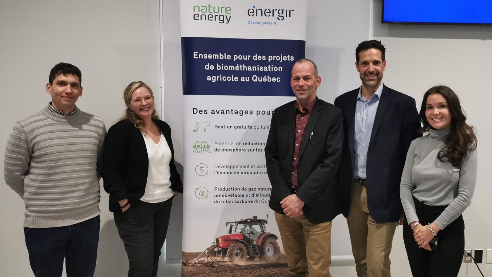 Le maire de Saint-Joseph-de-Beauce, Serge Vachon, avec les représentants d'Énergir qui ont organisé les séances d'informations sur l'usine de biométhanisation.