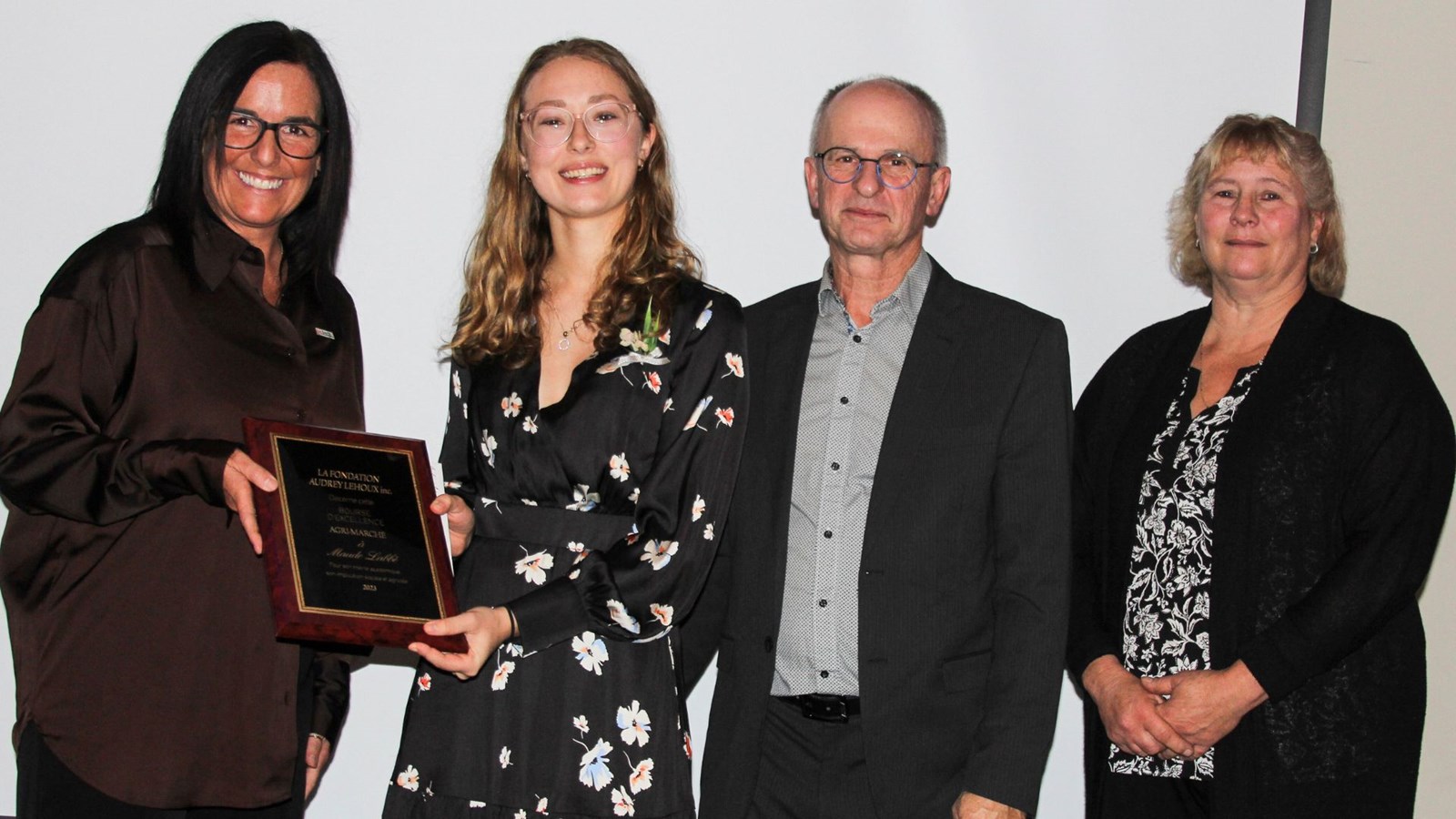 Geneviève Gauthier, de Agri-Marché, remet la bourse d'Excellence à Maude Labbé, en compagnie de Germain Lehoux et Claire Ouellet.