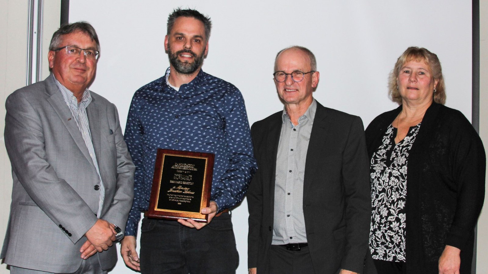 Raymond Breton remet le prix «Coup de Coeur - Bernard Breton» à Jonathan Lehoux, en compagnie de Germain Lehoux et Claire Ouellet.