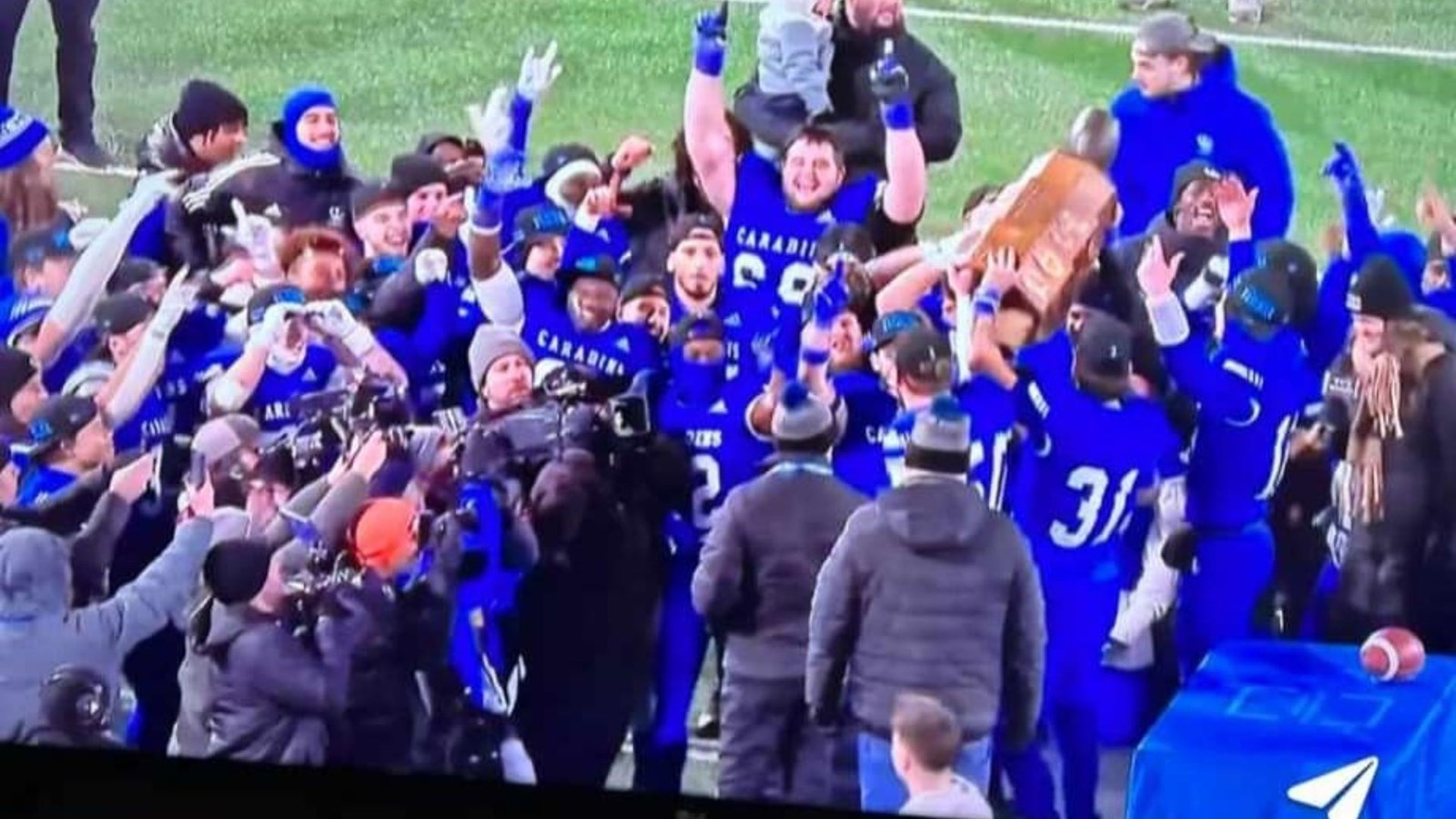 On aperçoit Adam Lachance, en plein centre de la photo, lors de la victoire des Carabins samedi.