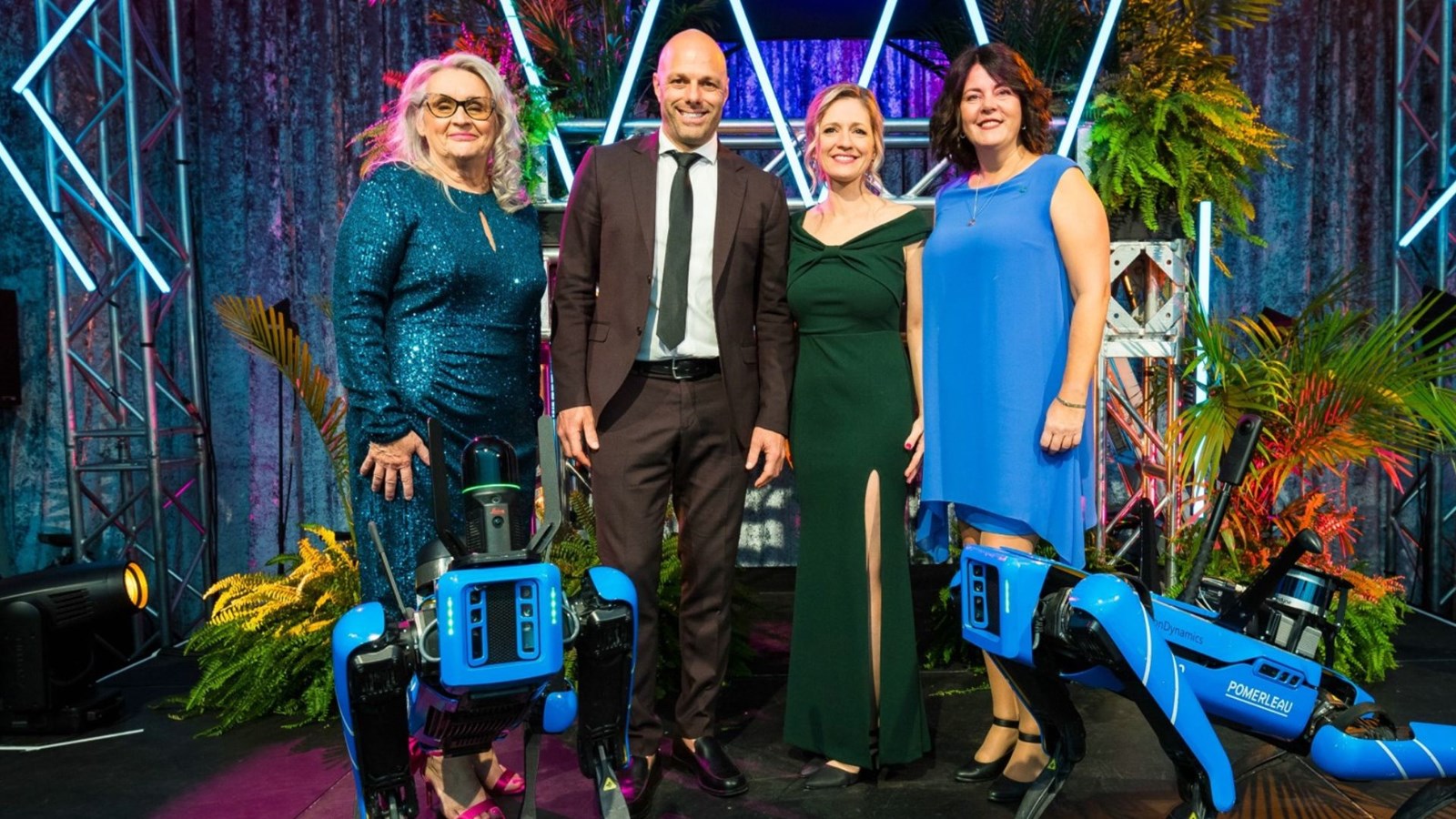Le président d'honneur, Eric Lessard, entouré d'Hélène Rodrigue, vice-présidente de la Fondation Moisson Beauce, Marie Champagne, directrice générale de Moisson Beauce) et Claudia Faucher, directrice générale de la Caisse Desjardins des Etchemins et directrice générale par intérim de la Caisse du Sud de la Beauce représentant les Caisses Desjardins de la région.