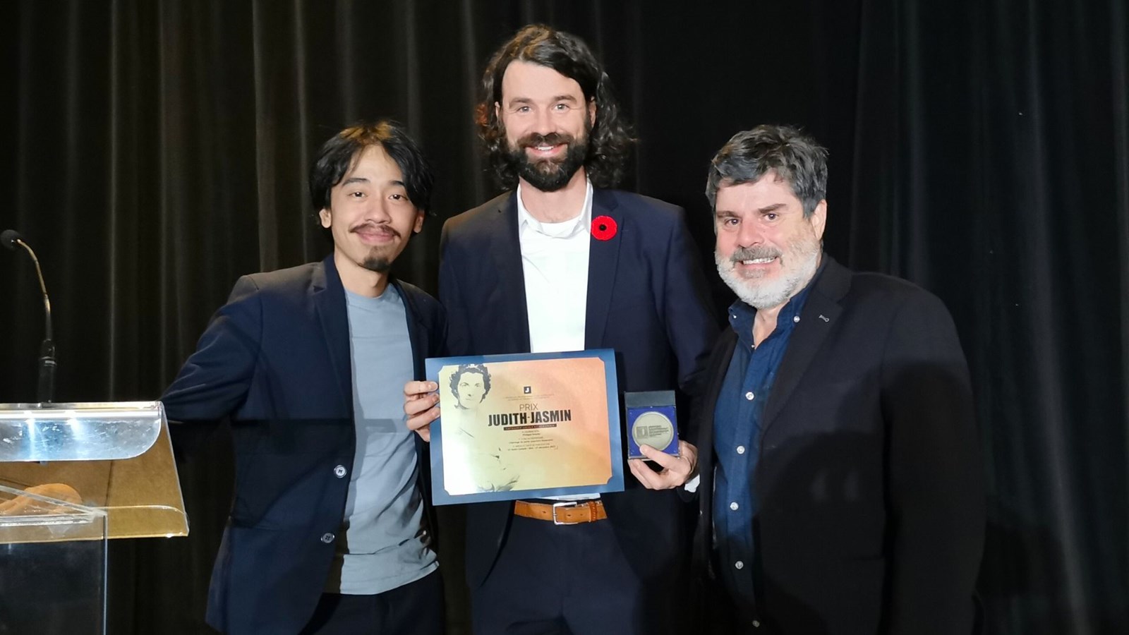 Philippe Grenier en compagnie du président sortant et du nouveau président de la Fédération professionnelle des journalistes du Québec, respectivement Michaël Nguyen et Éric-Pierre Champagne.