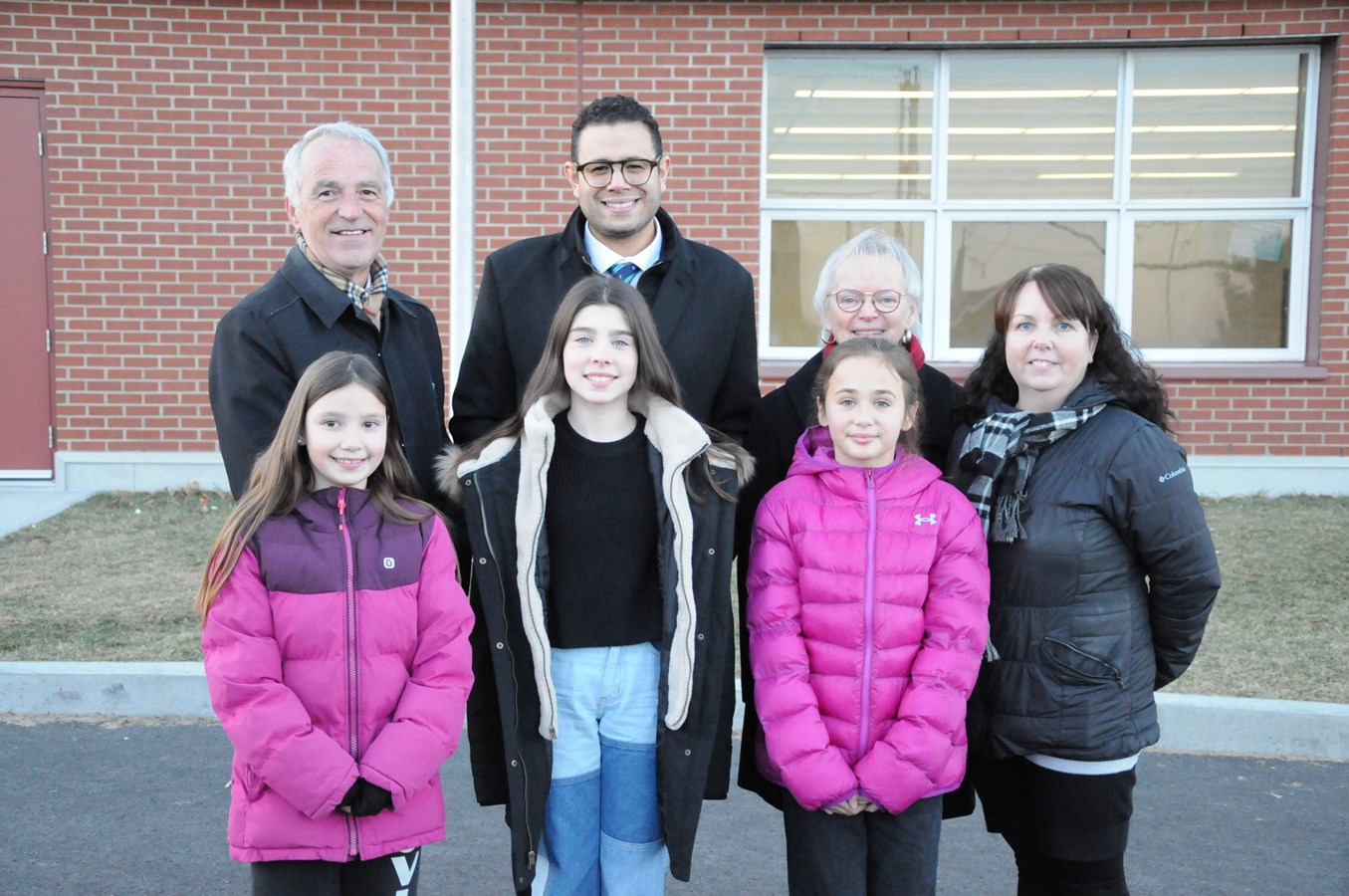 En haut de gauche à droite: Fabien Guiguère, directeur général du CSSBE, Samuel Poulin, député de Beauce-Sud, Céline Veilleux, mairesse de Saint-Benjamin et Isabelle Roy, directrice de l'école la Tourterelle