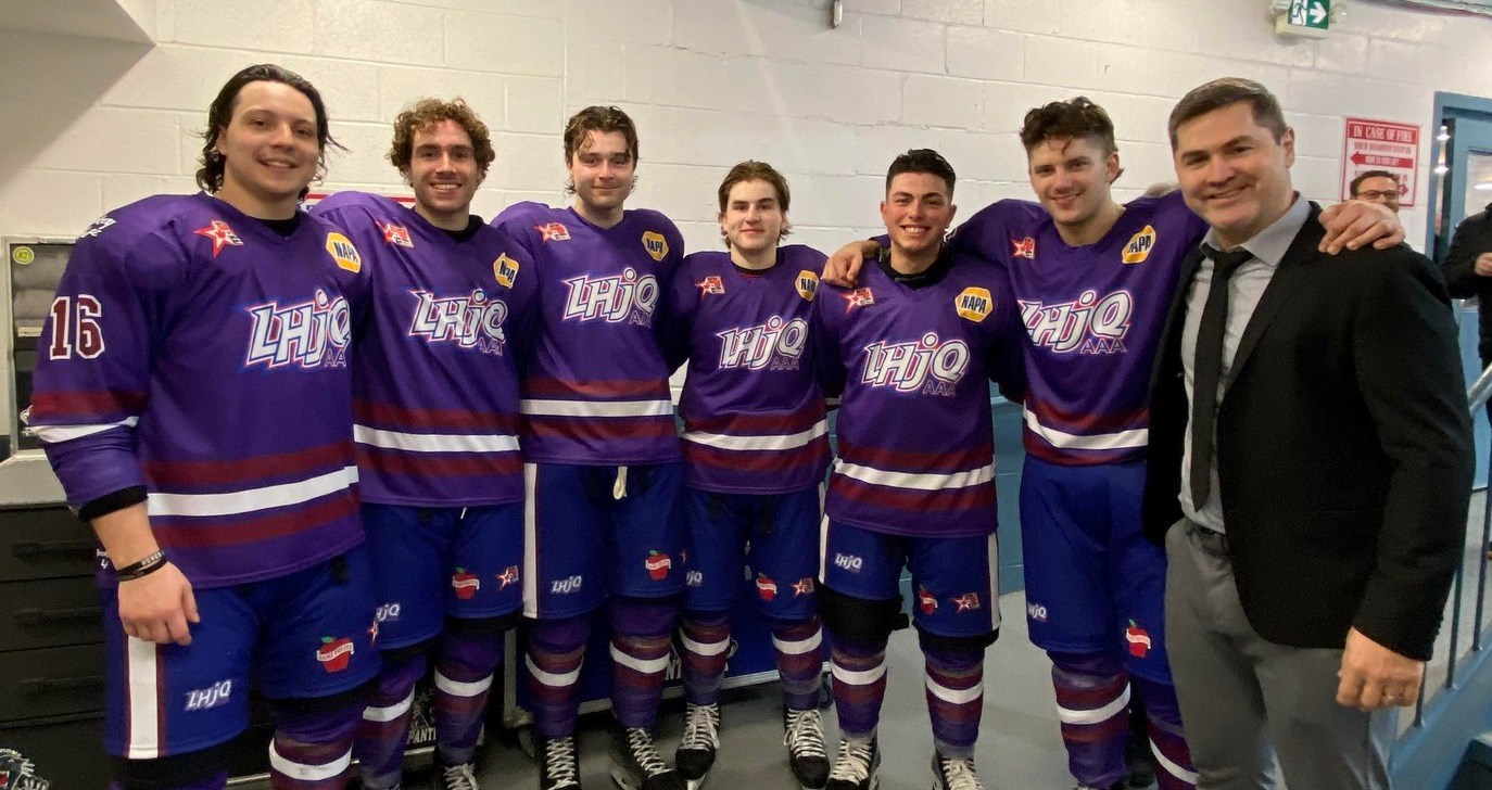 Les joueurs de l'équipe Condors avec leur entraîneur, Jonathan Ferland