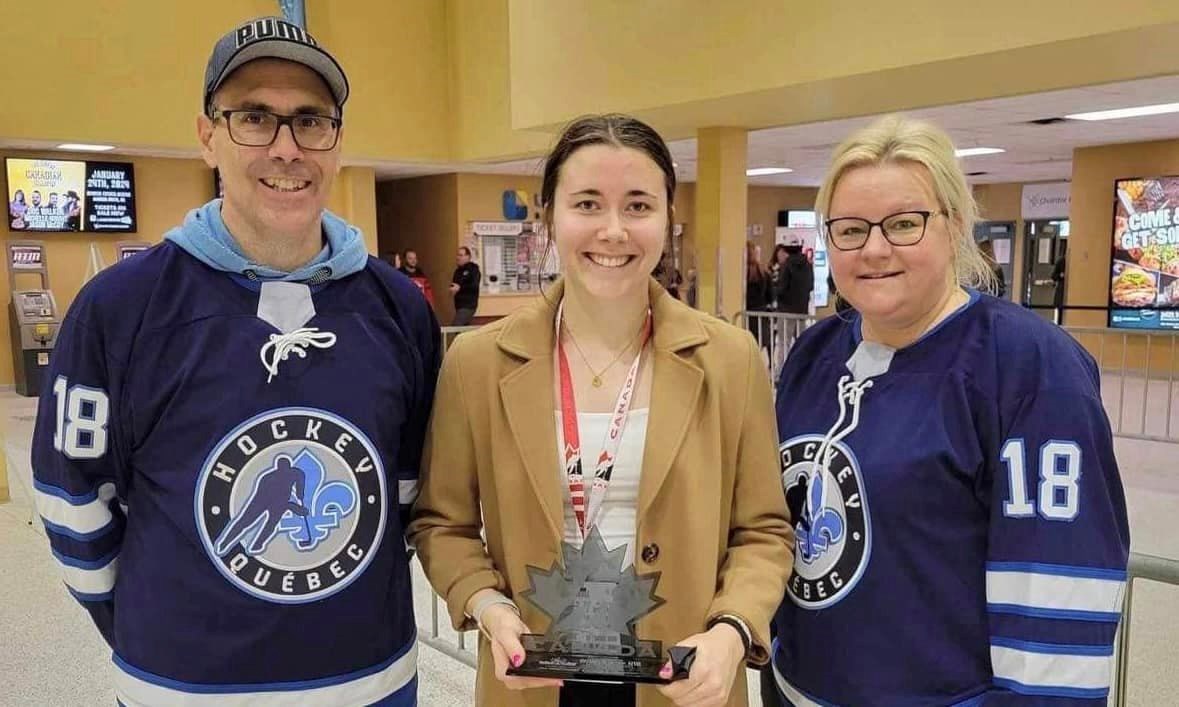 Rosalie Breton, meilleure défenseure du tournoi avec ses parents