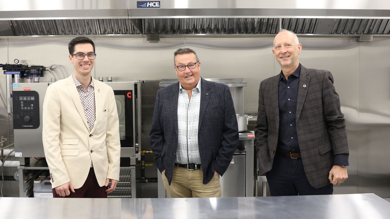 De gauche à droite, Marc Charpentier, président du conseil d’administration de la Caisse Desjardins du Carrefour des lacs, Guy Poulin, directeur du Centre agroalimentaire des Appalaches et Mathieu Cliche, directeur général de la Caisse Desjardins de la région de Thetford.