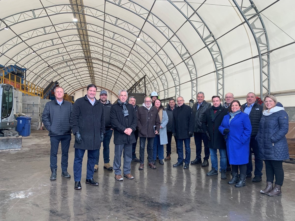 Des élus visitent les installations de la Régie intermunicipale du comté de Beauce-Sud. 
