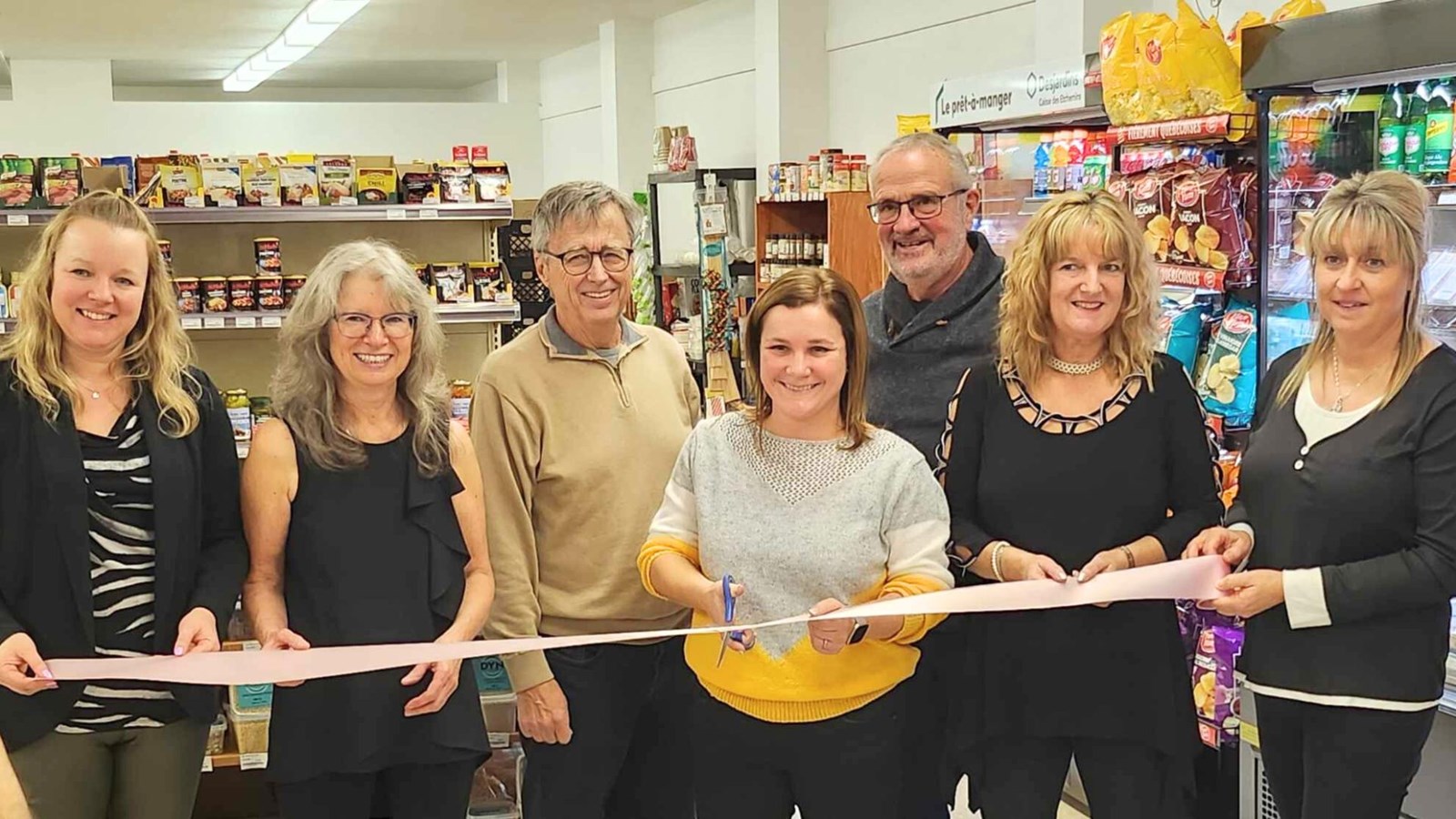La traditionnelle coupe du ruban avec Mélanie Gagnon, de la Coopérative de solidarité de services à domicile des Etchemins, Fabienne Plante, coordonnatrice de l'Épicerie Pop, Marcel Rancourt, représentant de la paroisse, Geneviève Turcotte, de l'organisme Essentiel des Etchemins, Camille Turmel, maire de Lac-Etchemin, France Pouliot, employée de l'Épicerie Pop, et Sonia Boutin, du Carrefour jeunesse Emploi des Etchemins.
