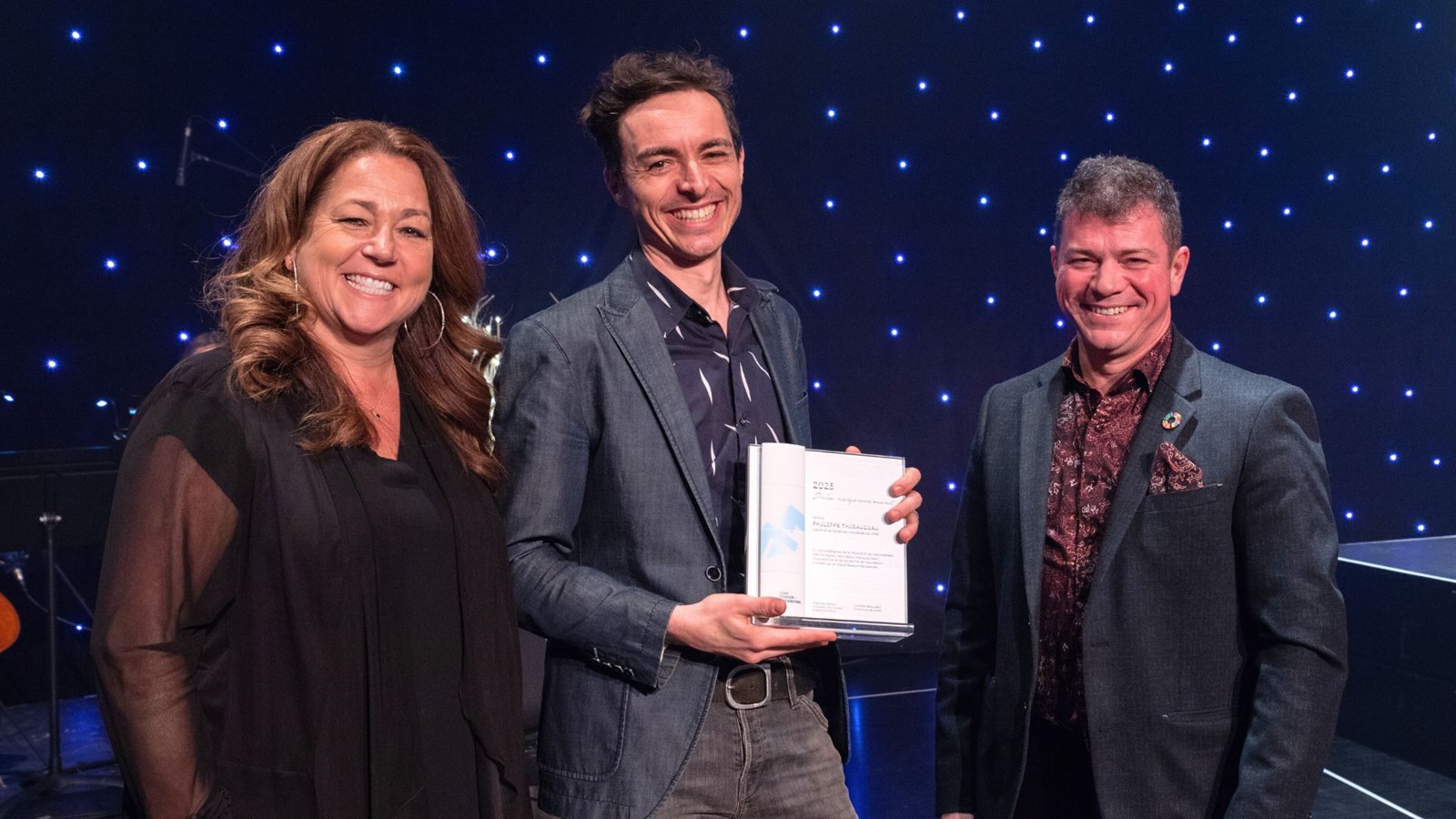Le prix Rayonnement 2023 est allé à Philippe Thibaudeau. La remise a été effectuée par Caroline Bouchard et François Giroux, respectivement directrice générale et président du conseil d'administration du Cégep Beauce-Appalaches.
