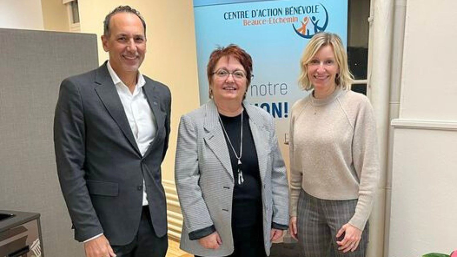 Au centre, la directrice générale du CABBE, Brigitte Lessard, en compagnie du président de la Fondation de la Fédération des médecins spécialistes du Québec, Dr Vincent Oliva, ainsi que Dre Corinne Leclercq, membre du CA de la Fondation.