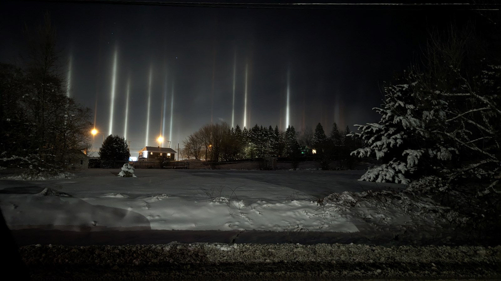 De surprenants piliers de lumières illuminent Saint-Georges