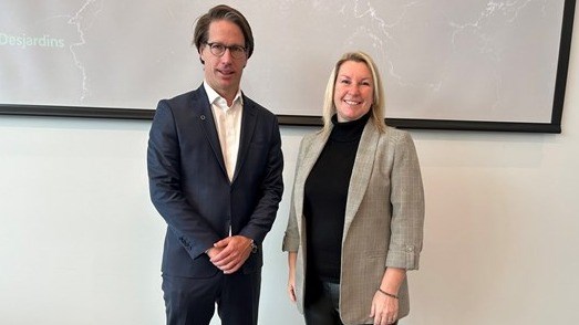 Jean-René Ouellet, vice-président et stratège d’investissement chez Desjardins Gestion de patrimoine, conférencier lors de l’activité, accompagné de Marlène Bisson, directrice générale de DENB.
