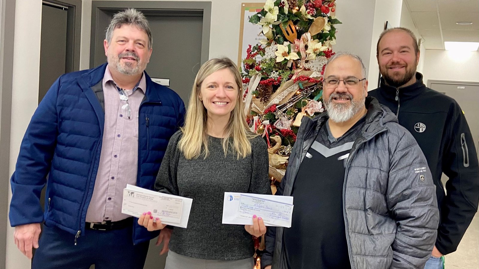 De gauche à droite, le coordonnateur de la région de Québec, Chaudière-Appalaches, Mauricie, Saguenay-Lac-Saint-Jean, Pascal Loignon, la directrice générale de Moisson Beauce, Marie Champagne, le président de la section locale 9153, Éric Filion, et son vice-président, Pier-Alain Larivière.