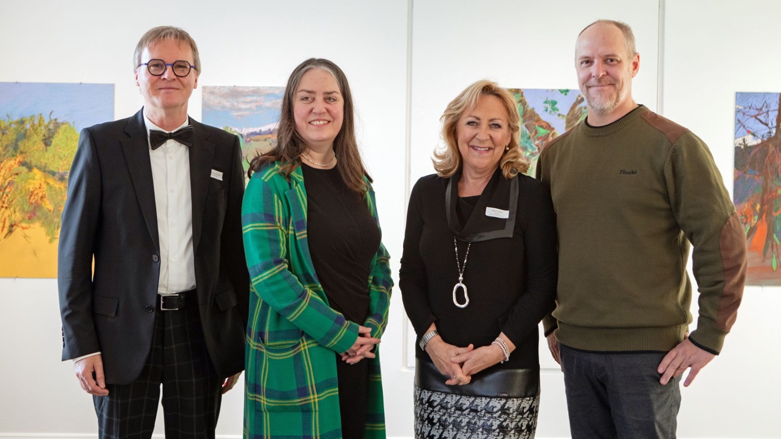 De gauche à droite, Jean Philippe Bolduc, directeur général du Marius B. Musée, Isabelle Matte, idéatrice de l'exposition, Marie Cliche, présidente du conseil d'administration et Fabien Cloutier, narrateur pour la trame sonore de l'exposition consacrée à la vie de Marius Barbeau.