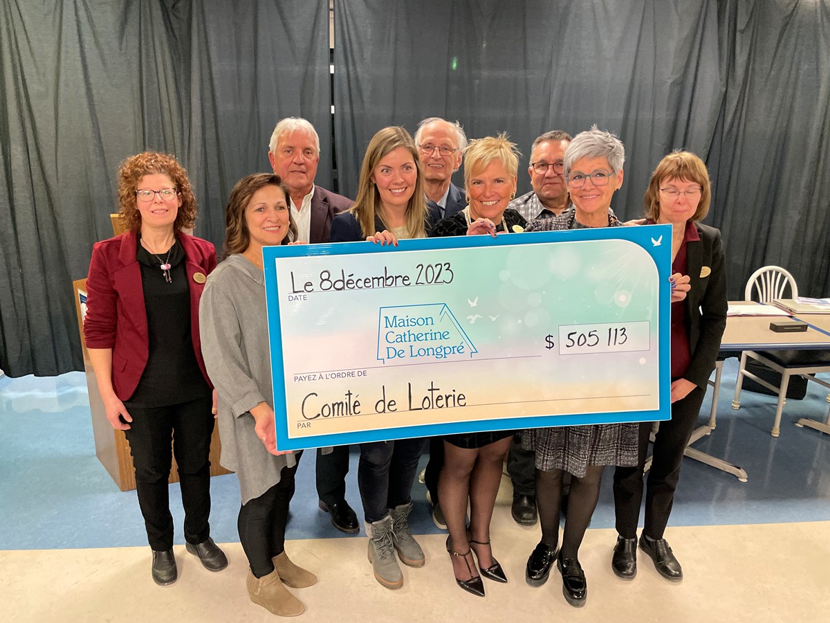 De gauche à droite : les membres du comité de loterie : Caroline Mercier, Jacinthe Gagné, Léon Drouin (responsable du comité, président du C. A.), Marie-Claire Filion (présidente, Industrie Bourgneuf et présidente d'honneur 2023), Bernard Poulin, Marie-Josée Gamache (directrice générale), Normand Rodrigue, Gaétane Veilleux et Nathalie Naud. Absente sur la photo, Julie-Maude Coutellier Bilodeau