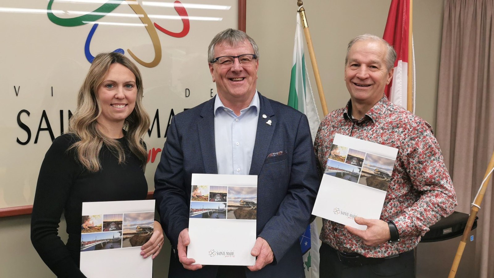 Le maire Gaétan Vachon, en compagnie de la directrice du Service des finances et de l’administration par intérim, Véronik Berthiaume, et du directeur général, Jacques Boutin.