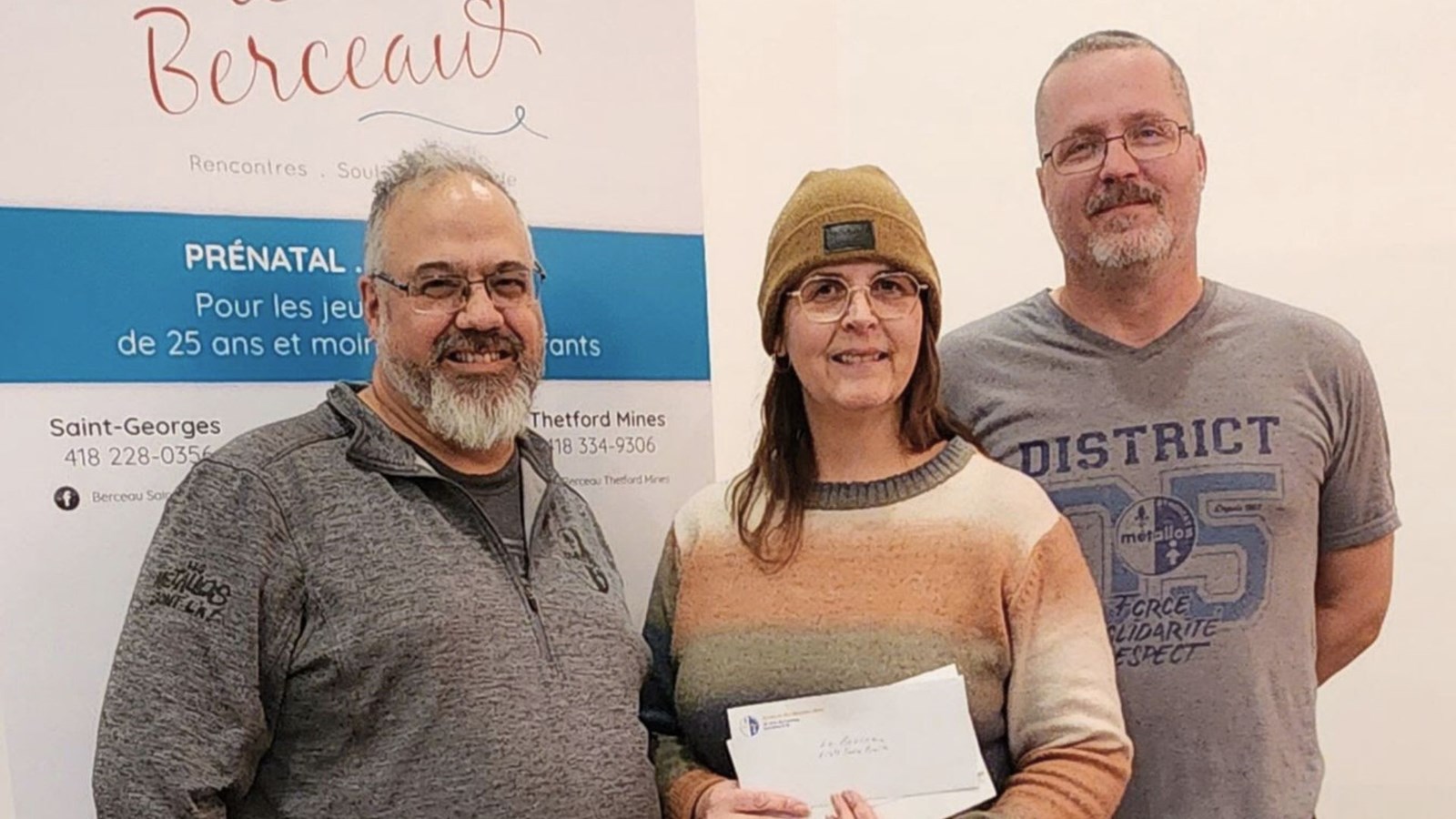 On voit ici, lors de la remise, le président de la section locale 9153 des Métallos, Éric Filion, la coordonnatrice de l'organisme Le Berceau, Tania Poulin et le président de la section locale 9471 chez Manac, Régis Fortin.