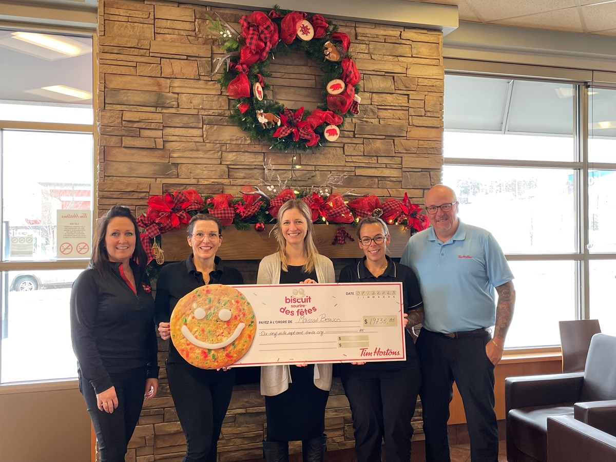 Vicky Poulin (Tim Horton Saint-Georges 6e Avenue Ouest, 9024 boul. Lacroix et Beauceville), Mélanie Paquet (Tim Horton Sainte-Marie, Saint-Lambert-de-Lauzon et Saint-Isidore), Marie Champagne, directrice générale de Moisson Beauce, Suzie Bernard et Marco Quirion (co-propriétaires du Tim Horton 150e Rue Saint-Georges).