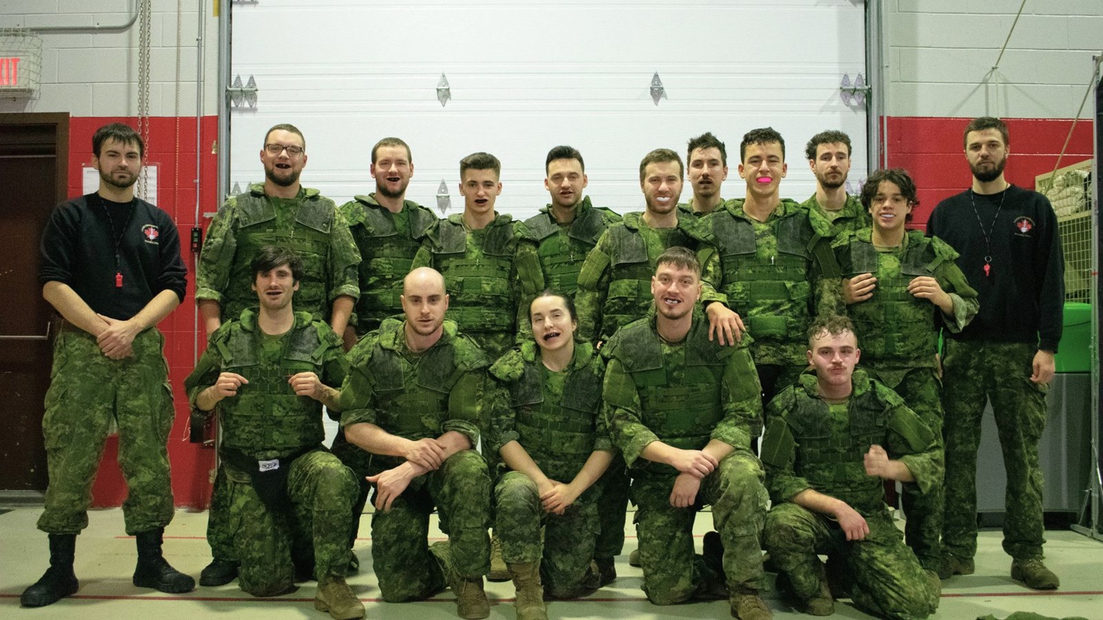 Des membres du Régiment de la Chaudière s'exercent au combat