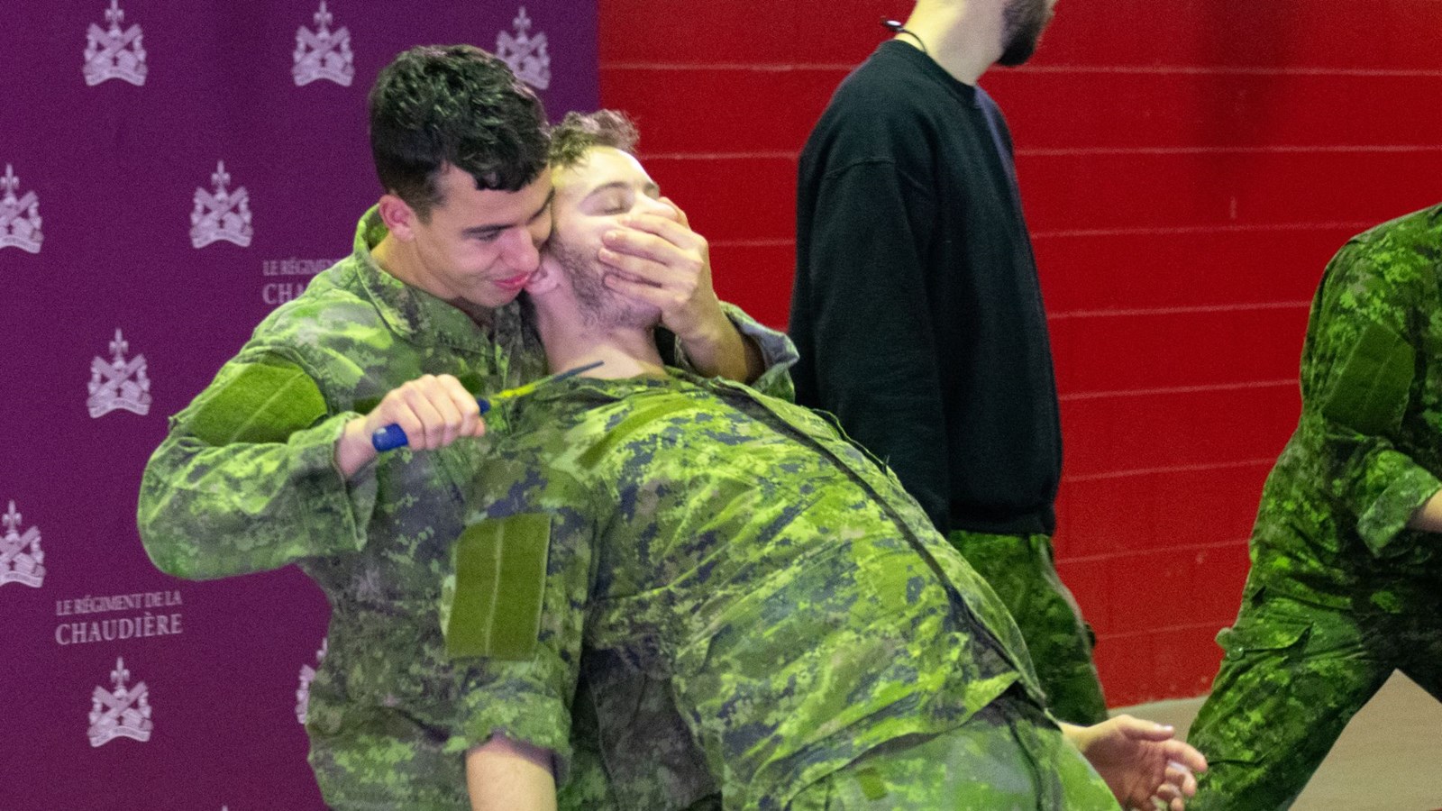 Des membres du Régiment de la Chaudière s'exercent au combat