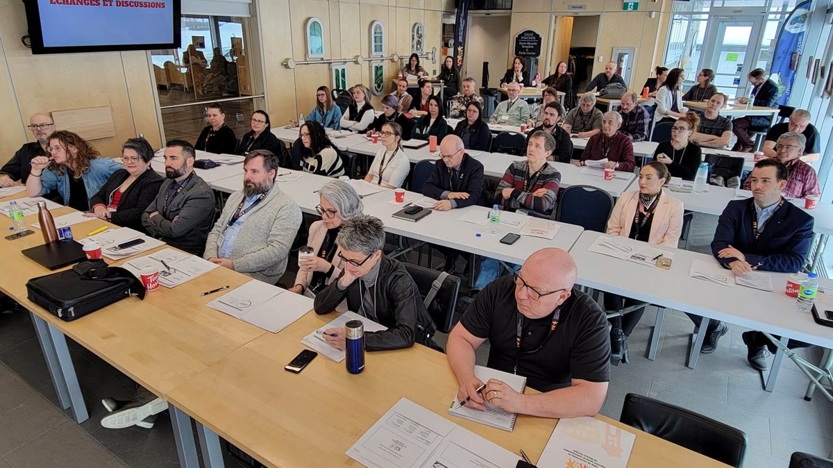 Les invités qui assistent aux présentations de l'avant-midi
