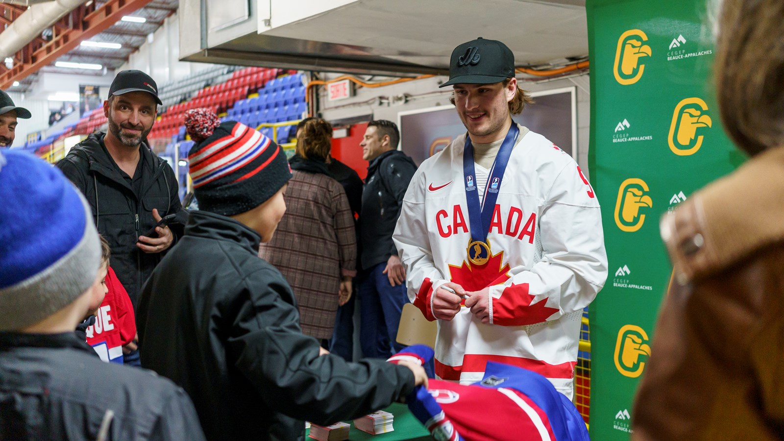 Joshua Roy en visite pour la victoire des Condors face aux Flames de Gatineau