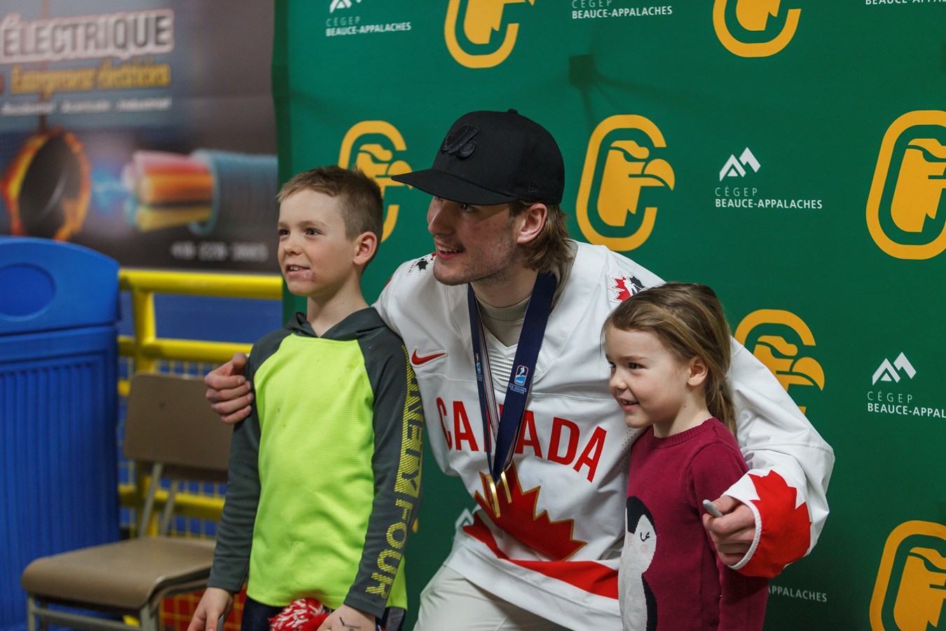 Joshua Roy en visite pour la victoire des Condors face aux Flames de Gatineau
