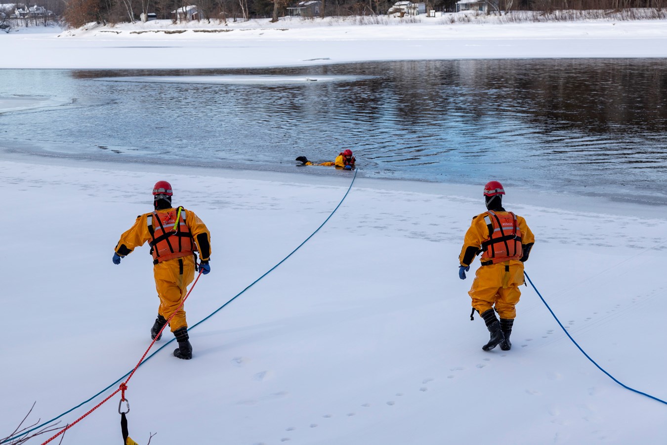 Les pompiers de Scott sur la glace!