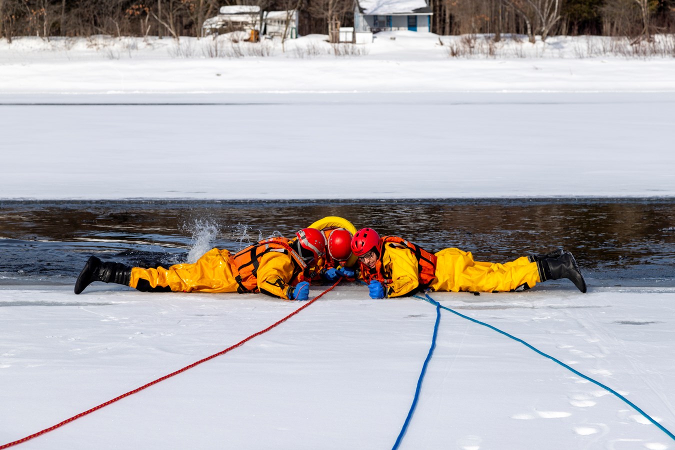 Les pompiers de Scott sur la glace!