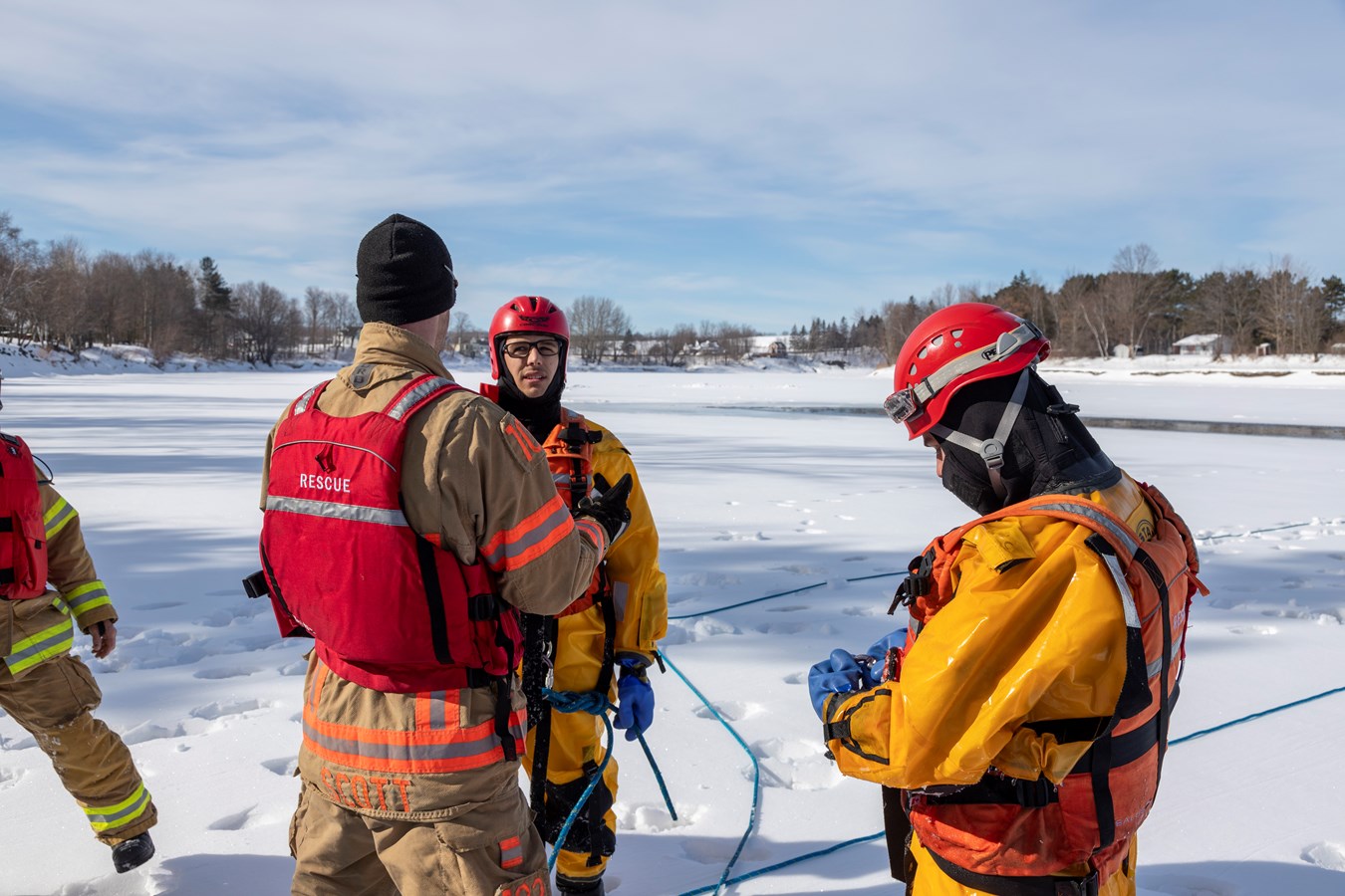 Les pompiers de Scott sur la glace!