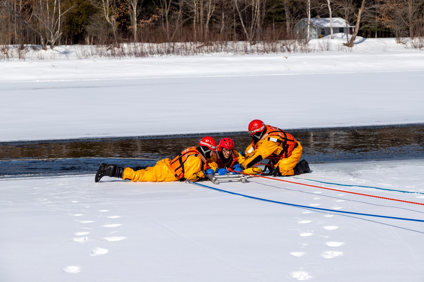 Les pompiers de Scott sur la glace!
