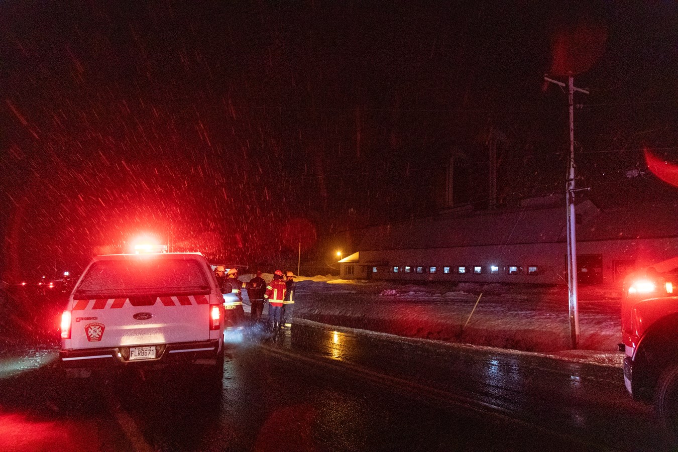 Intervention des services d'urgence pour des fils électriques et un accident