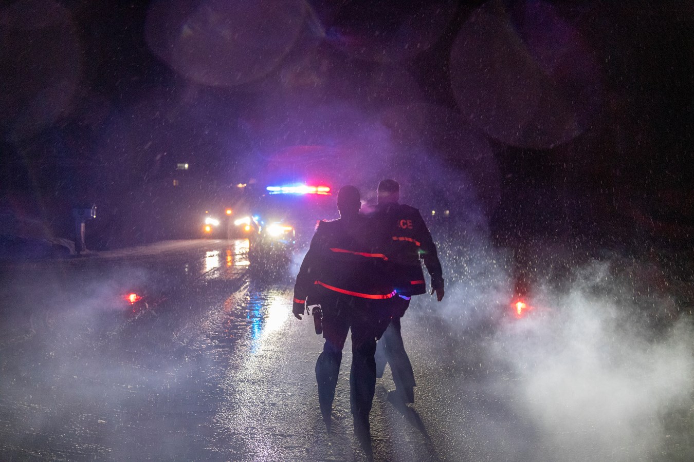 Intervention des services d'urgence pour des fils électriques et un accident