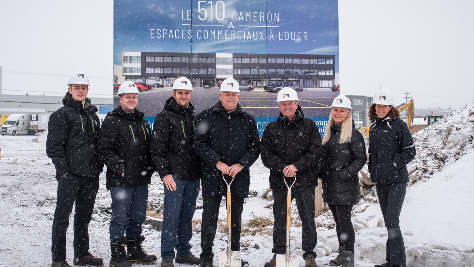 Sur la photo de gauche à droite: Jason Grenier, Karl Grenier, David Grenier et Nelson Grenier du Groupe Grenier, Yvon Fournier de Gestion F4 et Miriam Bilodeau et Karine Bourque de Ronam.