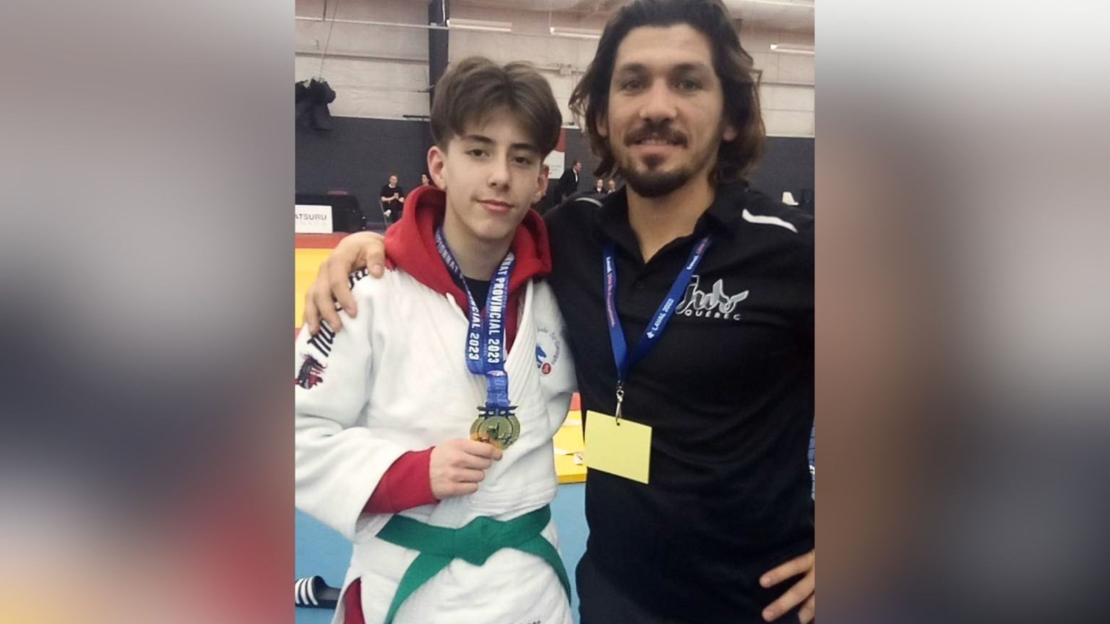 Le médaillé d'or Mateo Salazar en compagnie de l'entraîneur Sport Etude Vincent Marticotte