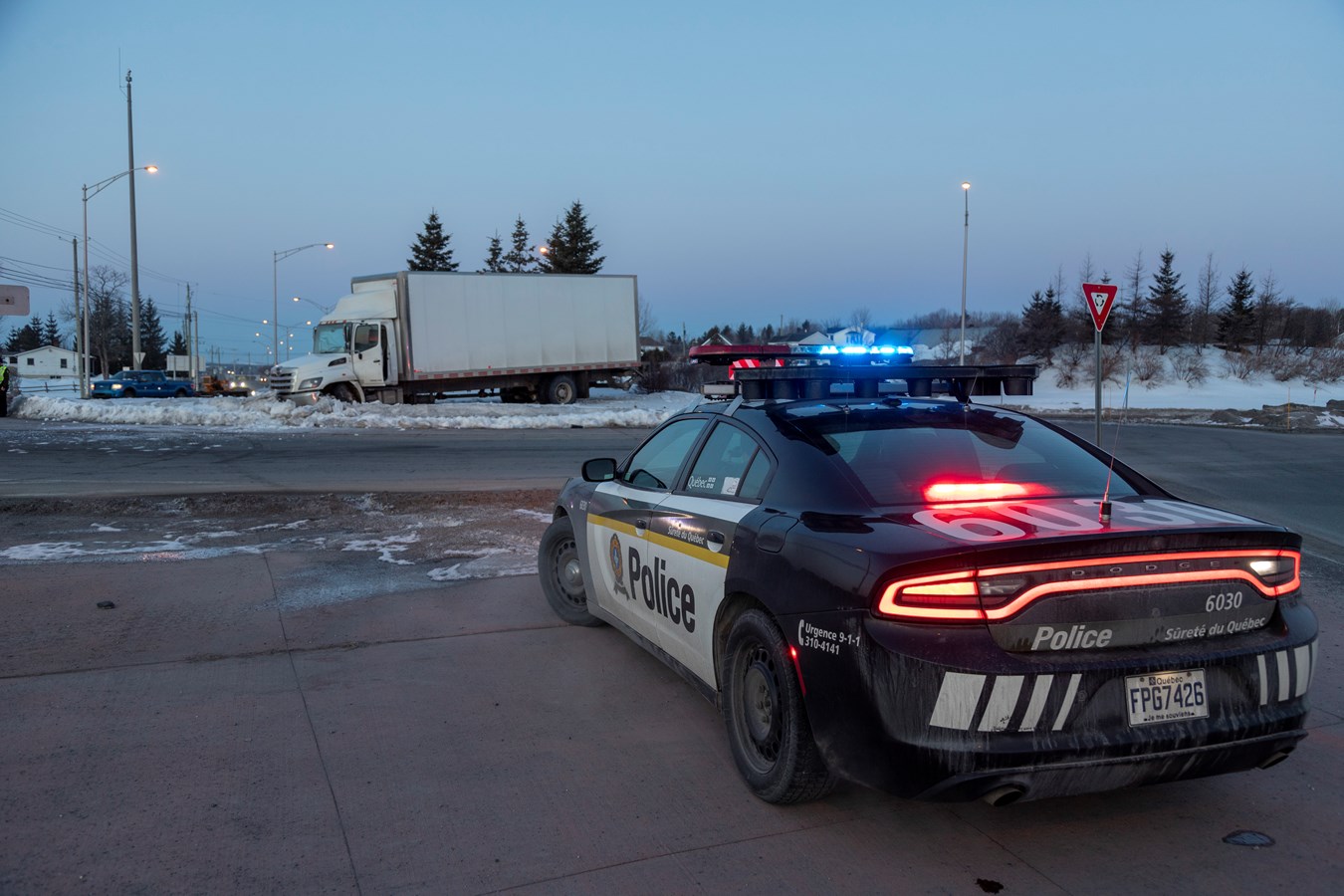 Un camion termine sa route sur le giratoire de l'autoroute 73