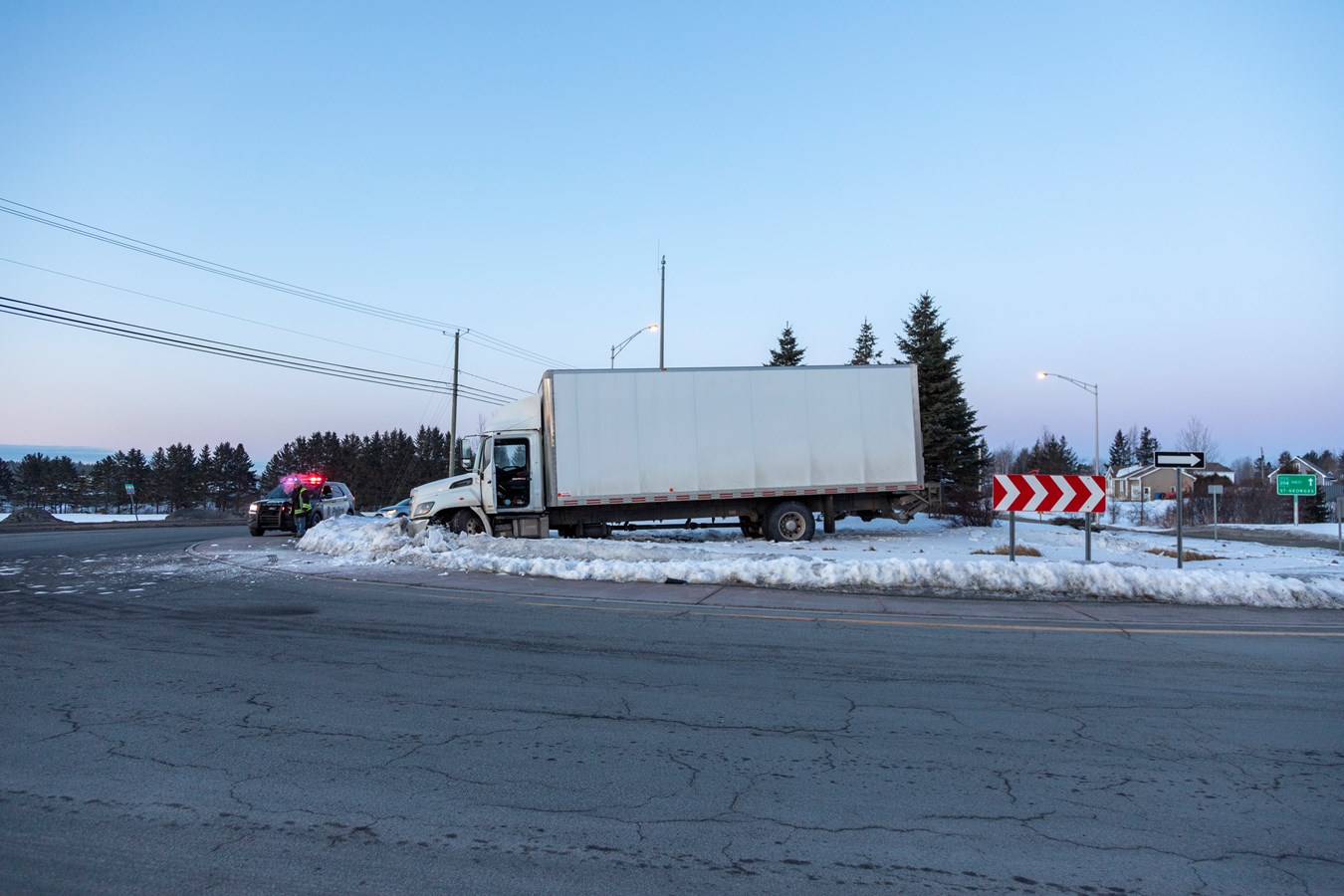 Un camion termine sa route sur le giratoire de l'autoroute 73