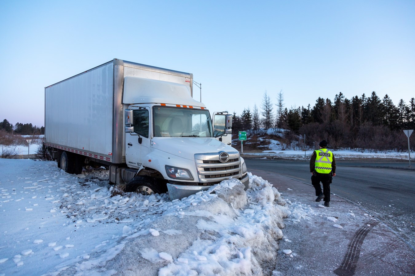 Un camion termine sa route sur le giratoire de l'autoroute 73