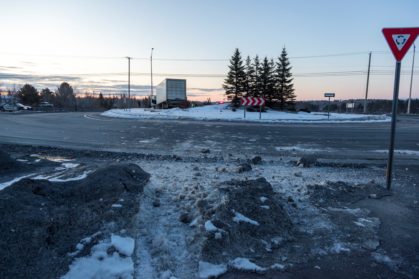 Un camion termine sa route sur le giratoire de l'autoroute 73