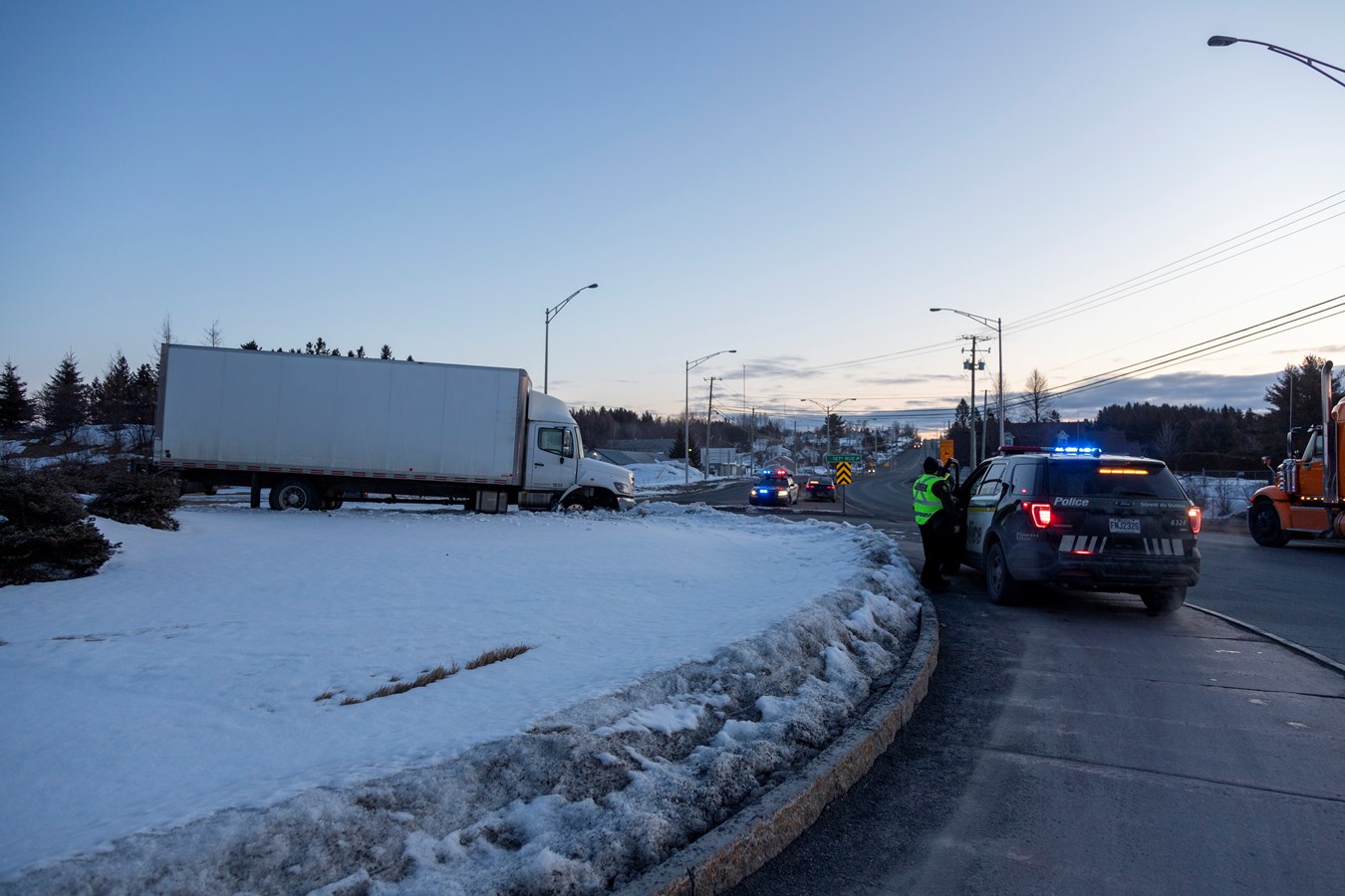 Un camion termine sa route sur le giratoire de l'autoroute 73