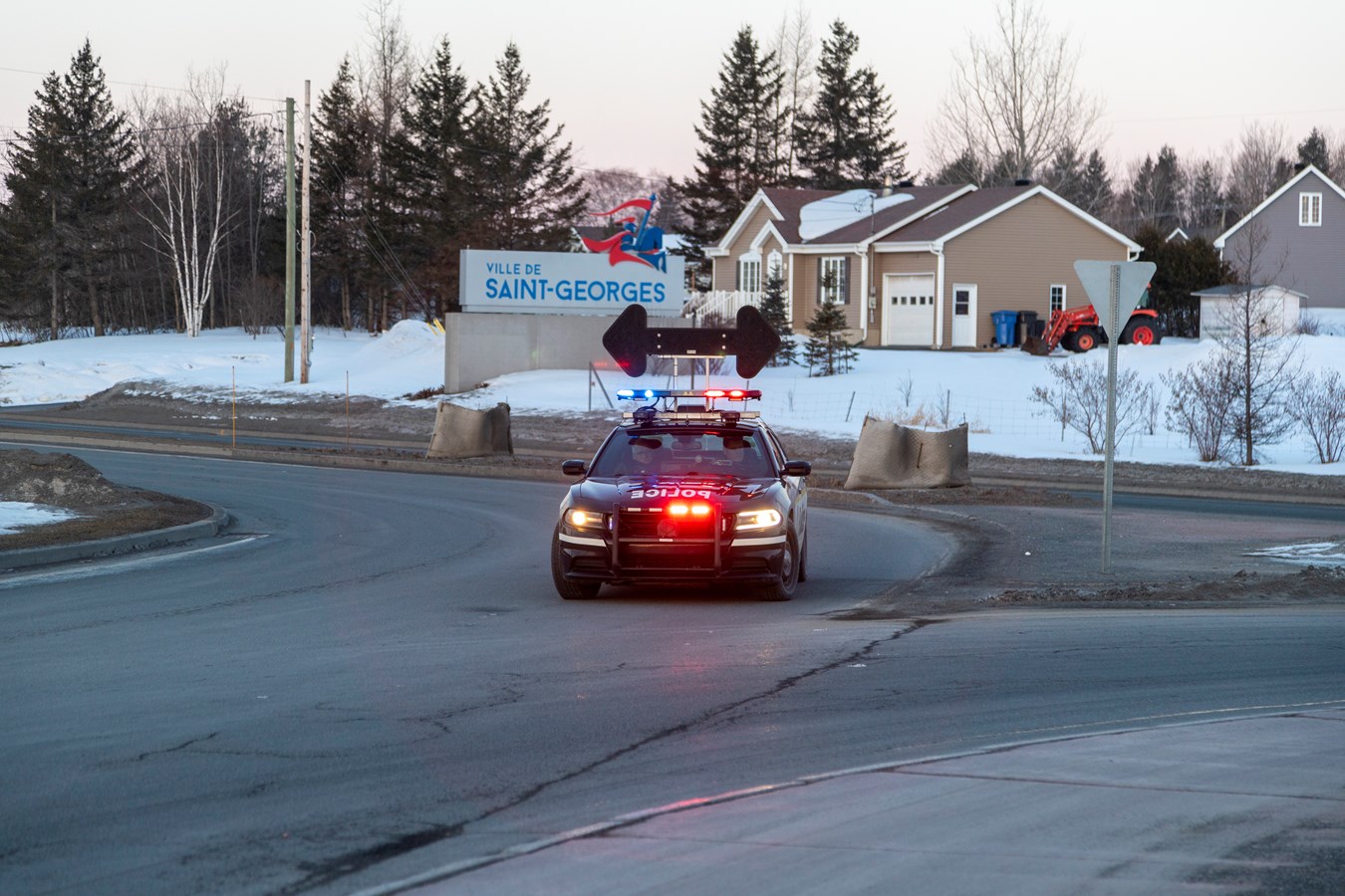 Un camion termine sa route sur le giratoire de l'autoroute 73
